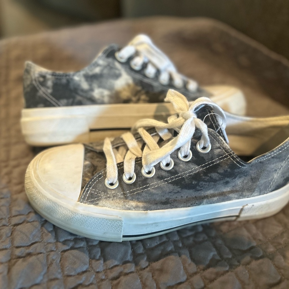 ✨Stylish Kids Sneakers in Black and White - Picture 1 of 6